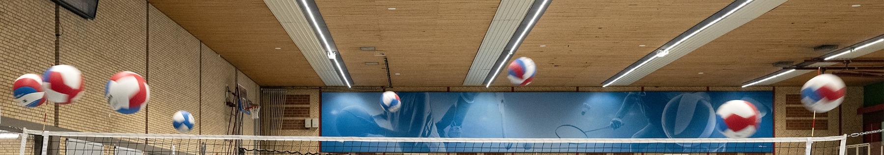 Volleyballen boven een net in Sporthal De Fluit